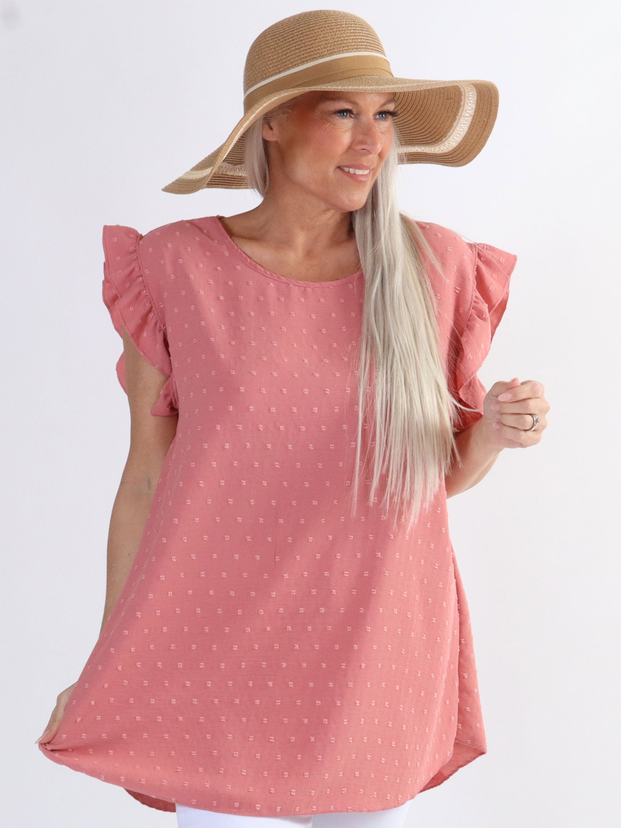 Evig - Söt plus size tunika med prickar och volangärmar